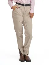 Bombacha de campo confeccionada en gabardina, con diseño de tiro alto, pinzas en la cintura y puños ajustables con botones en el ruedo.