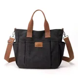 Bolso tipo shopper negro de lona, con múltiples bolsillos externos frontales y laterales. Cuenta con asas de mano y correa ajustable y desmontable marrón, además de detalles en cuerina marrón con logo grabado.