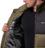 Chaleco acolchado Columbia, modelo Pike Lake II, con diseño bicolor en negro y verde militar. Cuenta con cierre frontal completo, cuello alto, bolsillos laterales con cremallera y tecnología Omni-Heat™ en el interior para retención de calor.