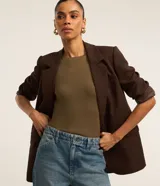 Blusa básica de viscosa y elastano de la marca Cortelle, color mostaza, con escote redondo y mangas cortas.
