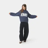 Sweater de punto color azul marino, con cuello redondo, mangas largas anchas y corte holgado. Presenta el logo "EME" bordado en blanco en el pecho.
