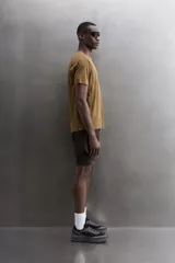 Pantalones cortos de entrenamiento 2 en 1 de color marrón, confeccionados por Zara Athleticz en tejido técnico ligero y elástico con malla interior. Cuenta con cintura elástica ajustable con cordón y bolsillos laterales.