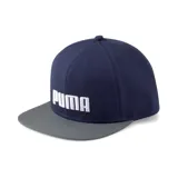 Gorro estilo visera plana (snapback) de color azul marino con visera gris. Presenta el logo de Puma bordado en blanco en el frente y un logo bordado más pequeño en la parte trasera. Incluye banda interna para absorción de sudor y correa ajustable trasera.