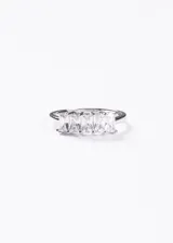 Anillo de plata 925 con engarce de cinco piedras de zirconia talladas en forma rectangular (baguette) dispuestas en línea horizontal.