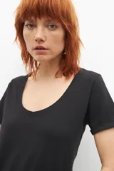 Remera negra de manga corta con escote en V profundo.