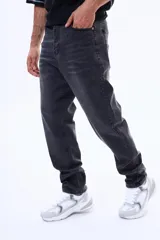 Pantalón de jean color negro con efecto lavado, de corte recto y ajuste cómodo.