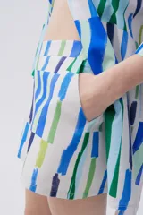 Short de lino con estampado de pinceladas en tonos azul y verde, de calce holgado y cintura elastizada.