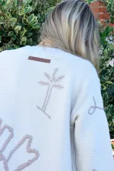 Sacón negro de algodón con flecos y bordados a mano de motivos tropicales en frente, espalda y mangas.