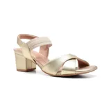 Sandalias de cuero doradas con taco bloque bajo, tiras cruzadas en el empeine y pulsera elástica al tobillo.