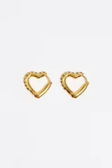 Par de aros dorados en forma de corazón, decorados con cristales multicolor.