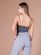 Musculosa negra de bretel fino y corte ajustado.