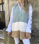 Chaleco largo tejido a rayas horizontales en color negro en la parte superior, tostado en el medio y blanco en la parte inferior.