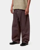 Pantalón de cinco bolsillos en sarga de algodón pesada color marrón, de corte recto y holgado con entrepierna baja y costuras en contraste.