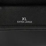 Bandolera negra de diseño compacto con textura graneada. Cuenta con un bolsillo frontal con solapa y cierre, correa ajustable de tela y herrajes plateados. Incluye logo de la marca grabado en el frente.