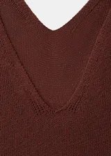 Vestido midi de punto color bordó, con diseño entallado, cuello en V y tirantes finos sin mangas.