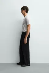 Camiseta blanca de algodón con elasticidad, corte slim fit, cuello en V y mangas cortas.