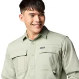 Camisa de manga larga Columbia, color verde claro, con cuello clásico, cierre frontal con botones a presión y múltiples bolsillos en el pecho con cierre. Incluye detalle de anilla en D y trabilla multiusos.