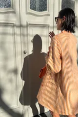 Blazer oversize con solapas y cuatro botones. Diseño estructurado con forro interior.