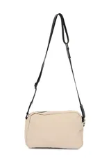 Bandolera color lila de poliéster con correa ajustable, cierre principal y dos bolsillos delanteros.