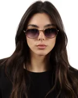 Lentes de sol rectangulares con marco dorado y lentes degradadas de negro a violeta.