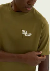 Remera blanca de corte regular y manga corta, con estampa frontal inspirada en un club de pesca en tonos azul y rojo.