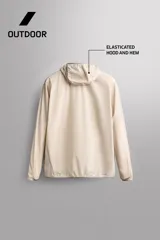 Chaqueta cortavientos de Zara Athleticz color beige, de tejido técnico ligero y elástico, con cuello subido, capucha, cierre frontal de cremallera y bolsillos laterales con cierre oculto.