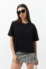 Remera negra de algodón, de corte recto y mangas cortas con dobladillo.