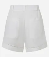Short femenino confeccionado en viscolino de color blanco, con cierre tradicional, trabillas en la cintura y bolsillos. Presenta un detalle decorativo de entremeio calado en el bajo.