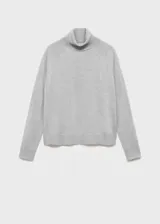 Jersey de punto fino color gris con cuello vuelto y mangas largas, con terminaciones en canalé y diseño recto.