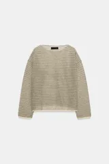 Sweater de punto fino color beige con finas rayas horizontales negras, cuello redondo y manga larga.