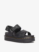 Sandalia Dr. Martens Voss II Athena de dos correas, color negro, con diseño minimalista y elegante. Confeccionada en cuero Athena recubierto de PU, cuenta con una suela Quad Zebrilus de 3 pulgadas y dos hebillas de metal en el tobillo para un ajuste cómodo. Presenta la costura amarilla característica de Dr. Martens.