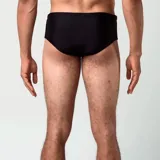 Sunga de natación Fila Basic de color negro, con diseño clásico de tiro bajo y logo de la marca estampado en el lateral.