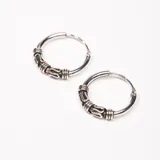 Par de aros argolla de plata 925 con diseño tribal.