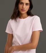 Remera básica de cuello redondo y manga corta con detalle de dobladillo, confeccionada en algodón suave.