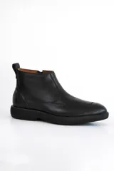 Bota corta negra de cuero con cierre lateral y suela de goma.