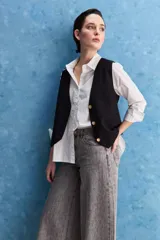 Jean wide leg de tiro alto con calce amplio y pierna ancha, de color celeste con lavado clásico. Presenta diseño de cinco bolsillos y cierre frontal con botón y cremallera.