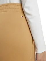 Pantalón de jogging color camel, de corte recto y cintura elástica.