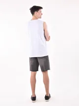 Musculosa blanca con estampado frontal con texto en negro.