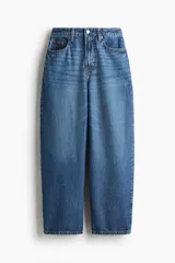 Jean de corte baggy con tiro alto, confeccionado en denim de algodón. Presenta diseño de cinco bolsillos, cierre frontal con botón y piernas con volumen en la zona de la cadera que se estrechan ligeramente hacia el bajo.