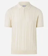 Camisa de punto color marrón con textura acanalada y perforaciones. Presenta cuello polo con cierre de cremallera frontal y mangas cortas.