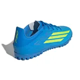 Championes de fútbol Adidas F50 Club TF, color azul con detalles en amarillo neón. Diseñados para césped artificial, cuentan con suela con tapones pequeños para mayor tracción y ajuste con cordones.