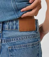 Pantalón de jean de corte wide leg, tiro medio y lavado azul claro, confeccionado en algodón con bolsillos funcionales.
