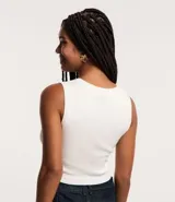 Musculosa cropped de viscosa acanalada, sin mangas y cuello redondo.