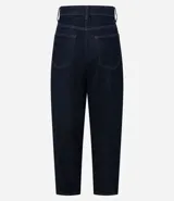 Pantalón de jean con corte new carrot, de cintura alta y estructura firme. Presenta un diseño holgado en la cadera que se estrecha hacia el bajo, con bolsillos funcionales y cierre frontal con botón y cremallera.