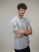 Remera de manga corta color gris jaspeado, confeccionada en algodón.