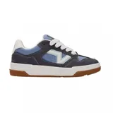 Championes Vans modelo Upland, con diseño de inspiración retro, confeccionados en una combinación de gamuza gris oscuro y cuero sintético azul claro. Presentan cordones blancos, suela intermedia blanca y suela exterior de goma color caramelo.