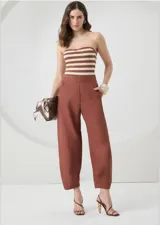 Pantalón marrón de tiro alto, corte ancho y largo a la pantorrilla.