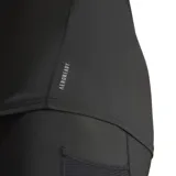 Musculosa de running negra con logo Adidas estampado en blanco en el pecho. Corte ajustado, cuello redondo y espalda deportiva. Confeccionada con tejido transpirable AEROREADY 100% poliéster reciclado.