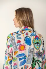 Camisa larga con estampado multicolor, cuello en V y mangas largas.