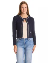 Cardigan corto de punto en color azul marino con textura de rombos en relieve. Presenta un diseño abierto con ribetes decorativos que incluyen detalles de cadena en el cuello, la abertura frontal y los bolsillos simulados.